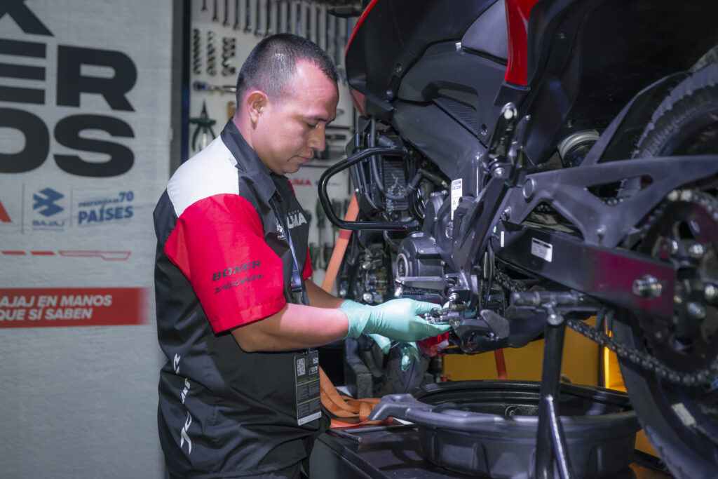 Mecánico marca Boxer arreglando una moto