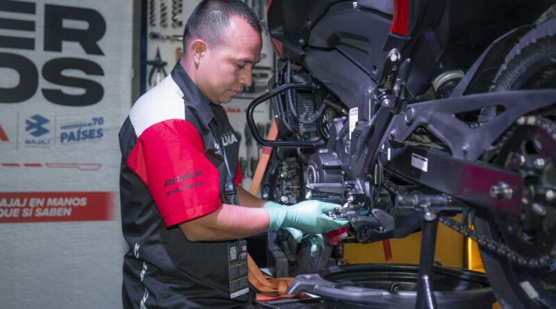 Mecánico marca Boxer arreglando una moto